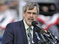 <p><strong>Captain Richard Phillips receives rave reviews from happy hosts</strong></p>