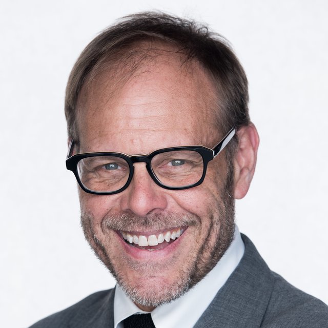 Alton Brown headshot